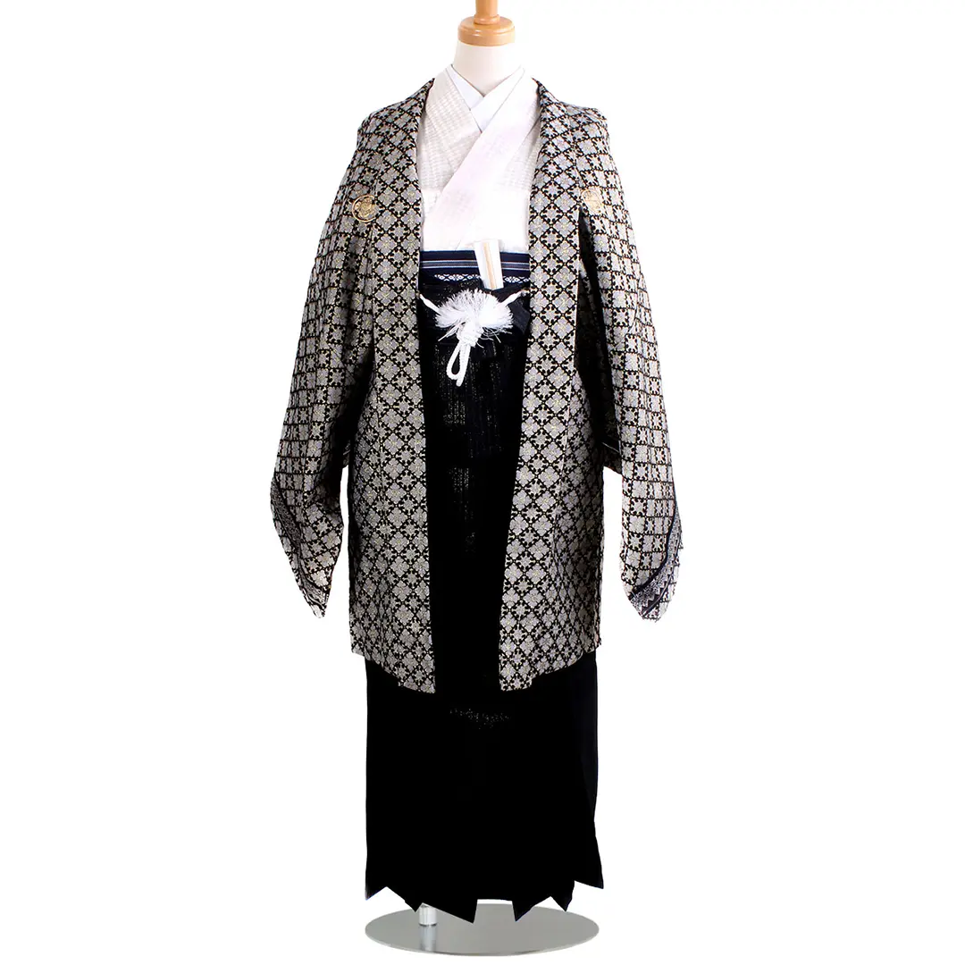 アイボリー地に花菱羽織・黒袴（小学生）／卒業式／正面