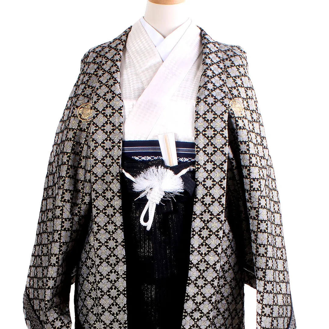 アイボリー地に花菱羽織・黒袴（小学生）／卒業式／正面詳細