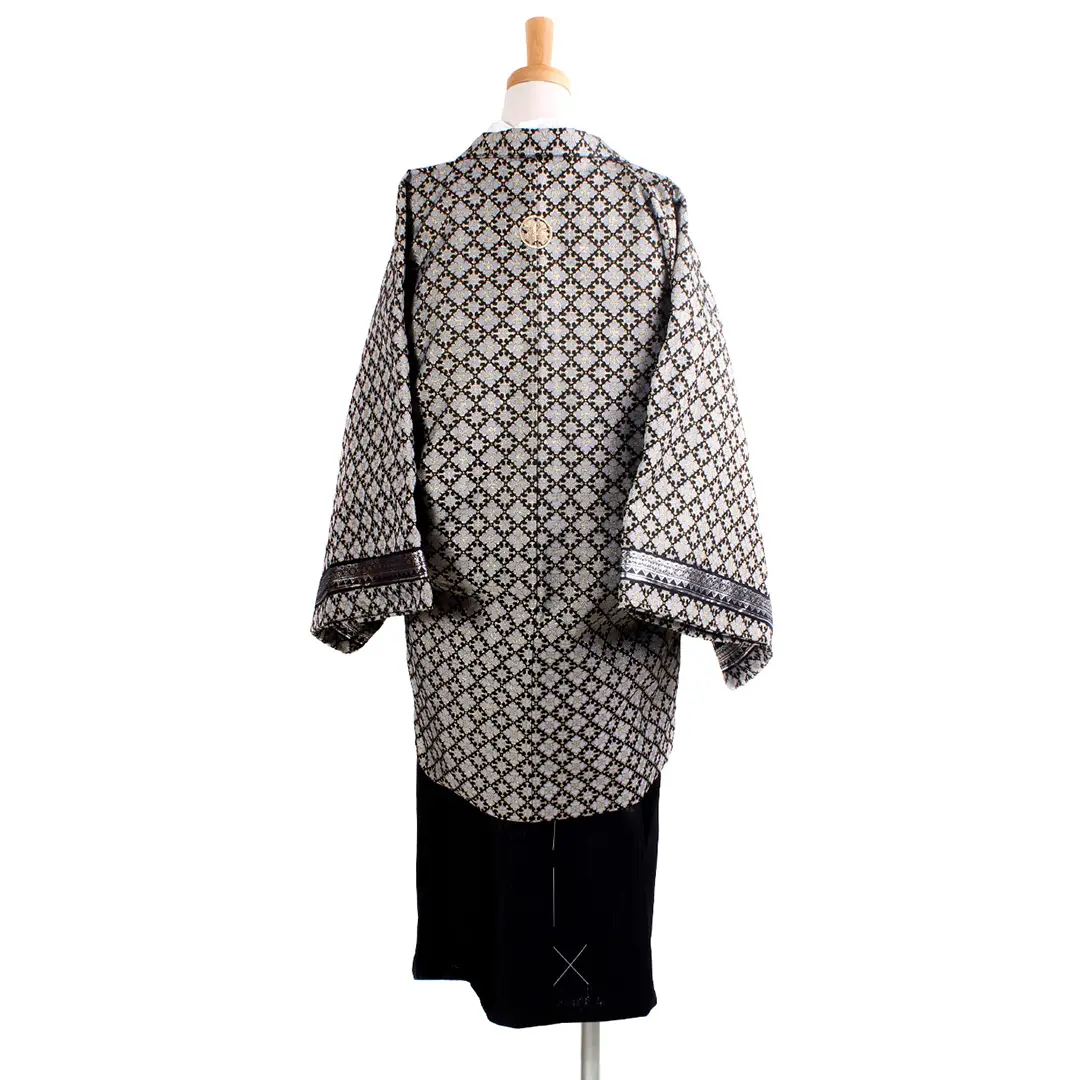 アイボリー地に花菱羽織・黒袴（小学生）／卒業式／背中