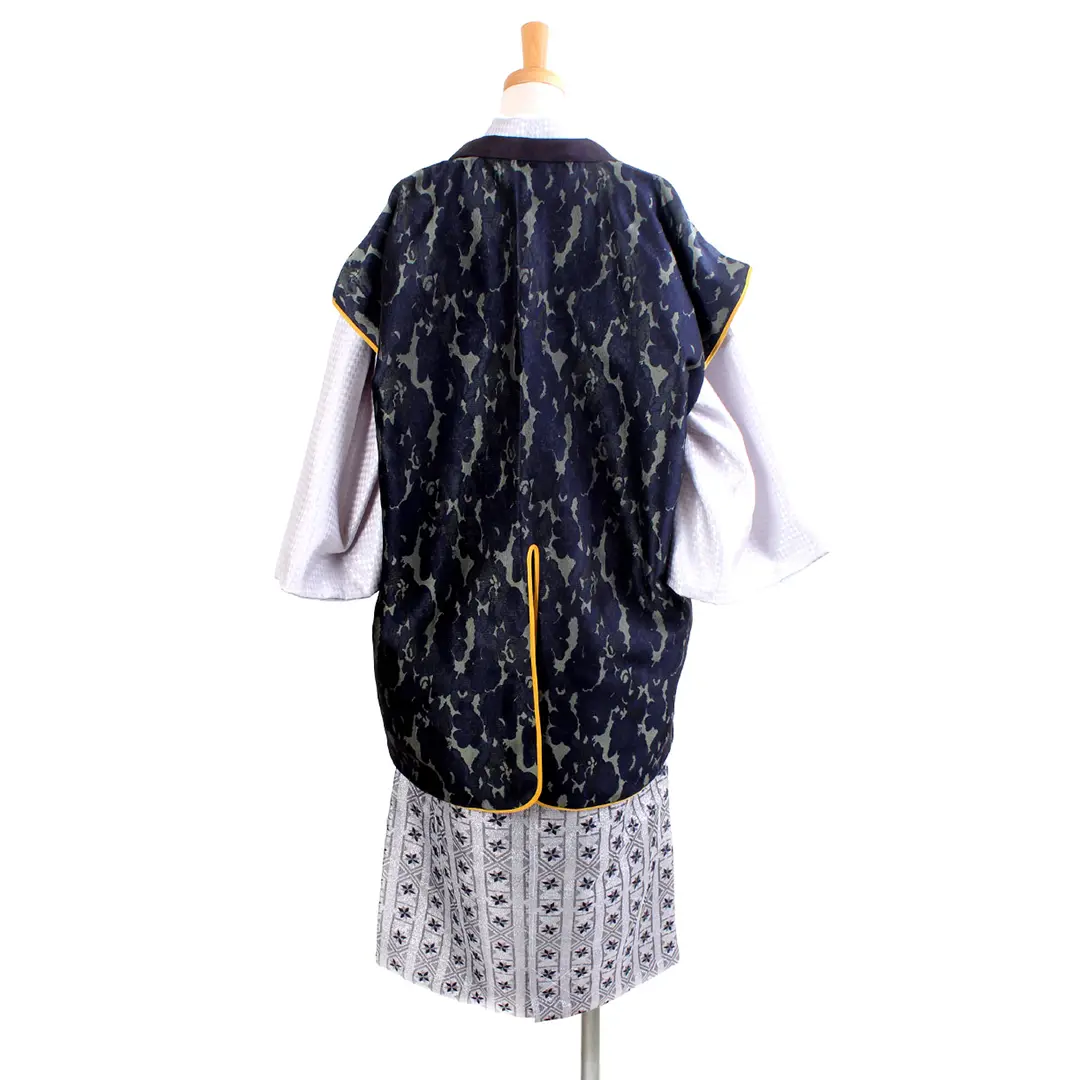 グレー地に陣羽織・幾何学袴（刺繍） （小学生）／卒業式／背中