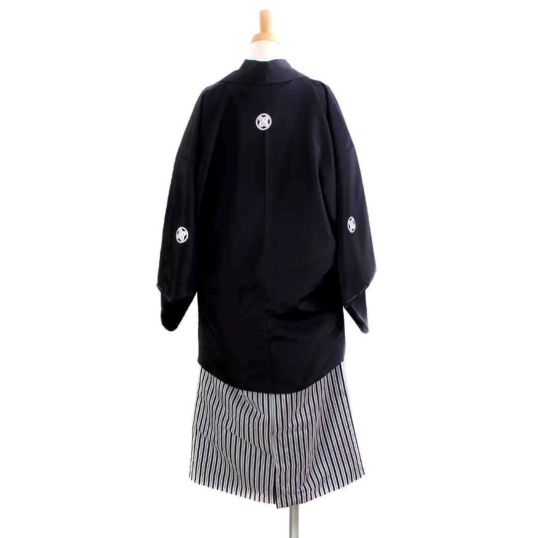 黒紋付・縞袴（小学生）／卒業式／背中