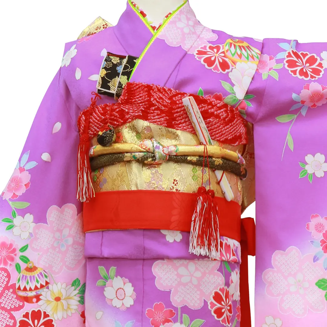 紫地に鈴と牡丹の着物／七五三・七歳女の子／バストアップ詳細