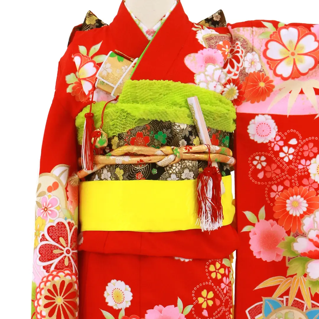 赤地に花と扇、雲取りの着物／七五三・七歳女の子／バストアップ詳細