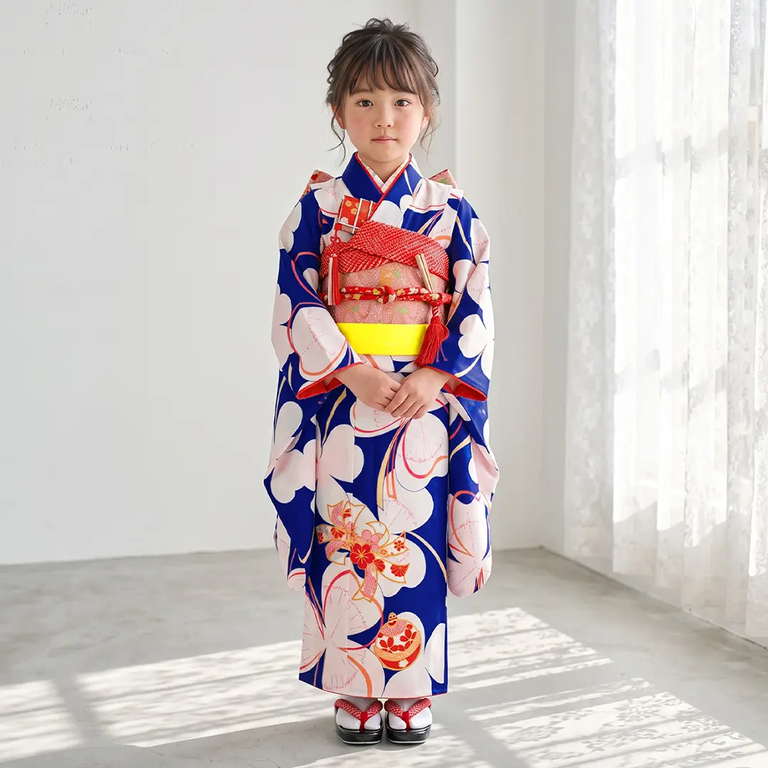 濃い青地に白のクローバーの着物／七五三・七歳女の子／着用イメージ