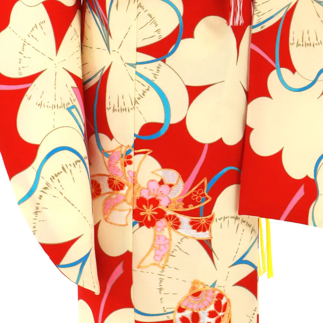 赤地にクリーム色のクローバーの着物／七五三・七歳女の子 | 宅配着物