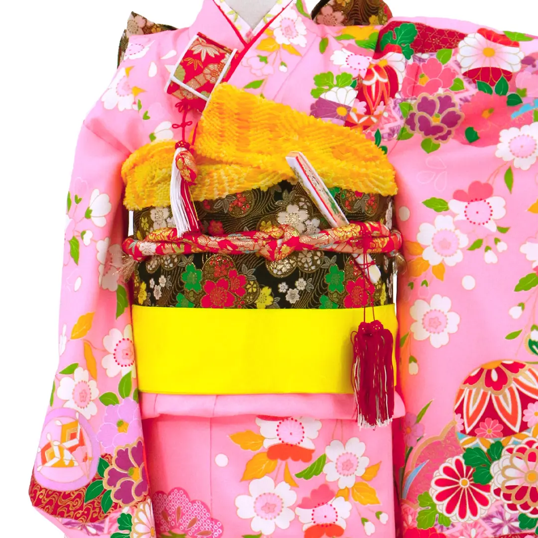 ピンク地に鞠と菊、桜の着物／七五三・七歳女の子／バストアップ詳細