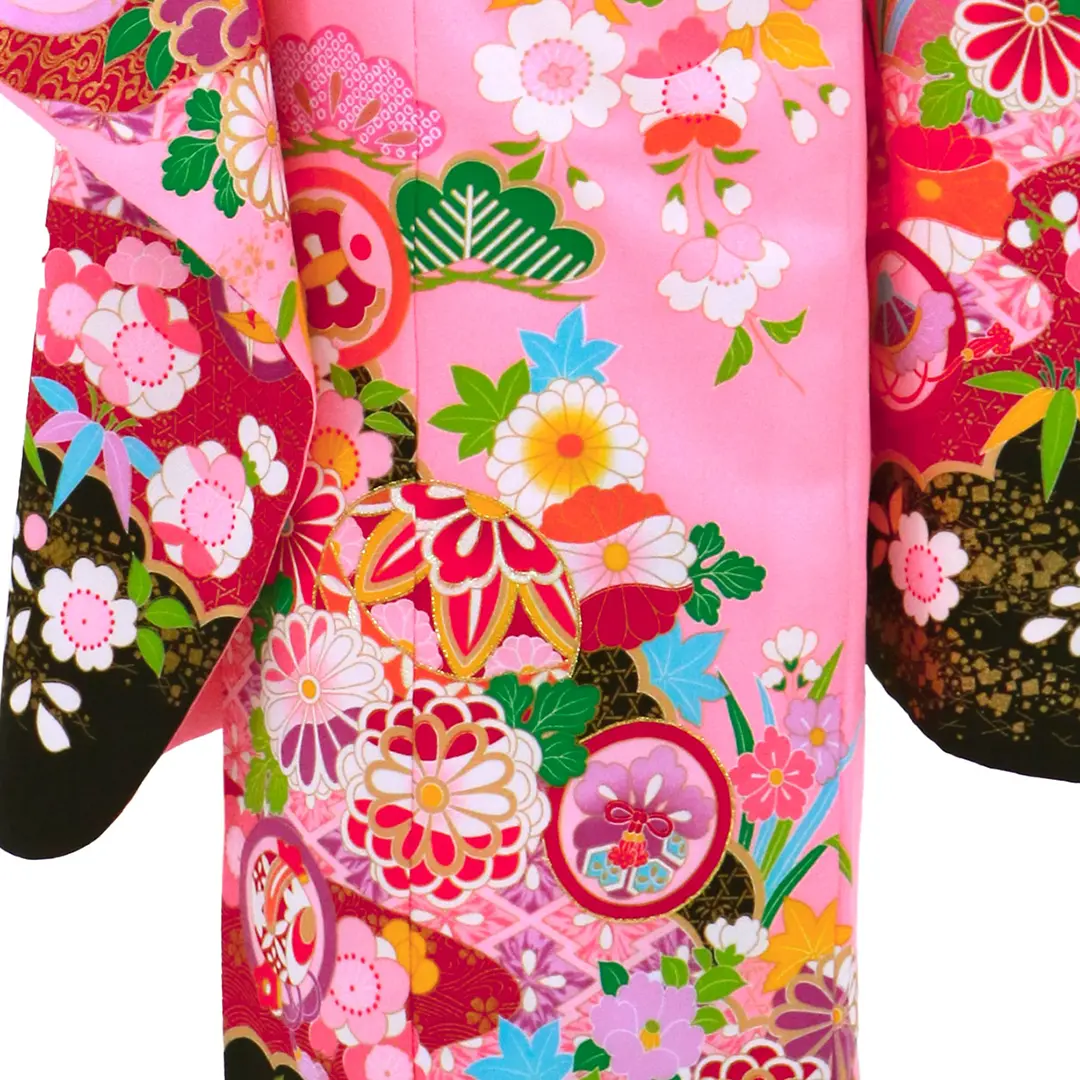 ピンク地に鞠と菊、桜の着物／七五三・七歳女の子／裾詳細