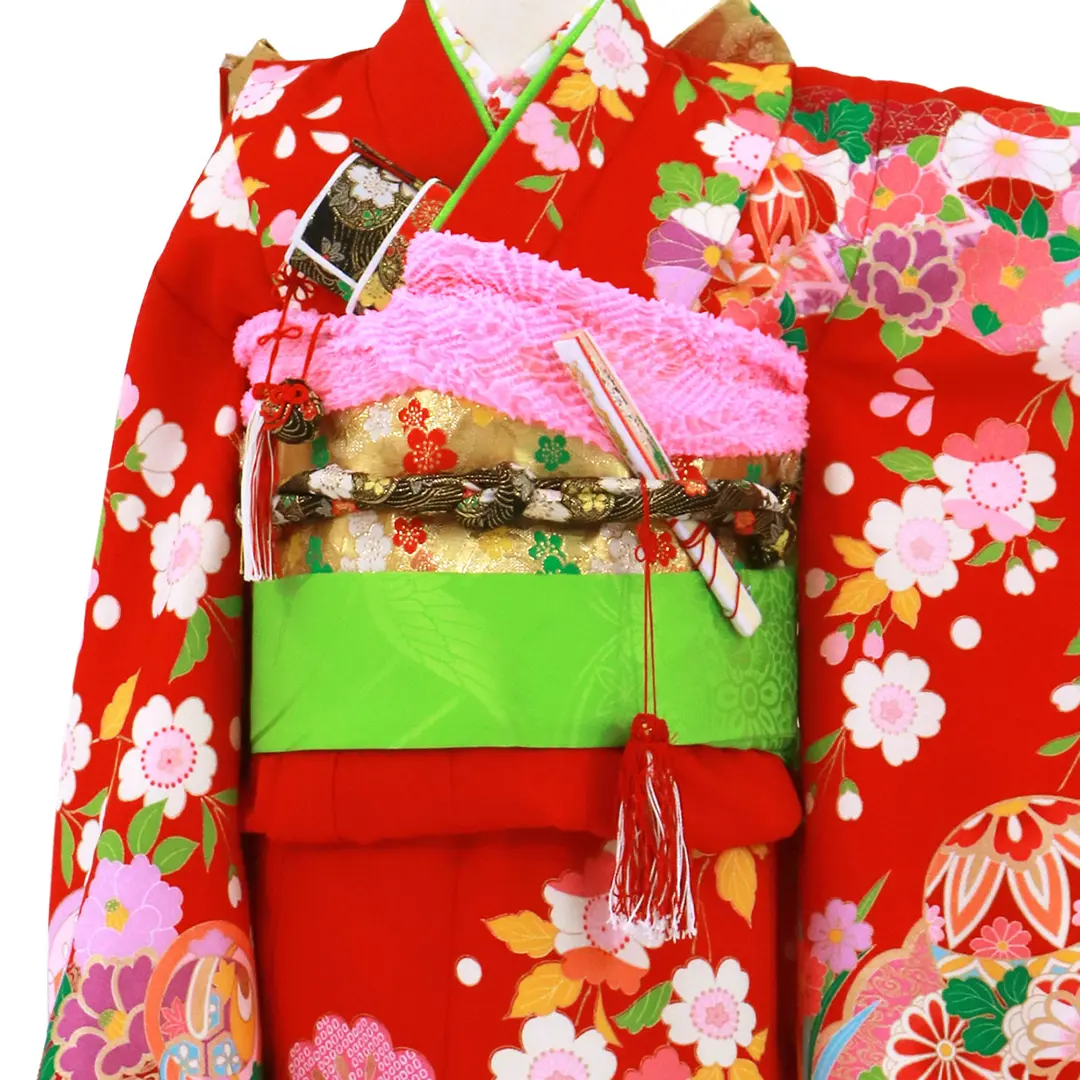 赤色地に鞠と菊、桜の着物／七五三・七歳女の子／バストアップ詳細