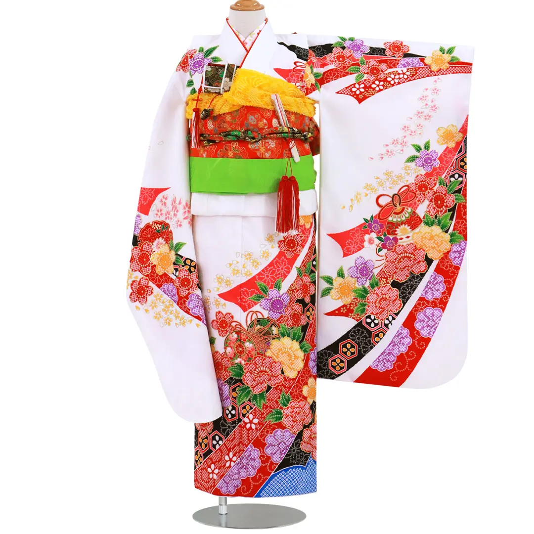 白地に疋田（ひった）の熨斗、椿の着物／七五三・七歳女の子／正面