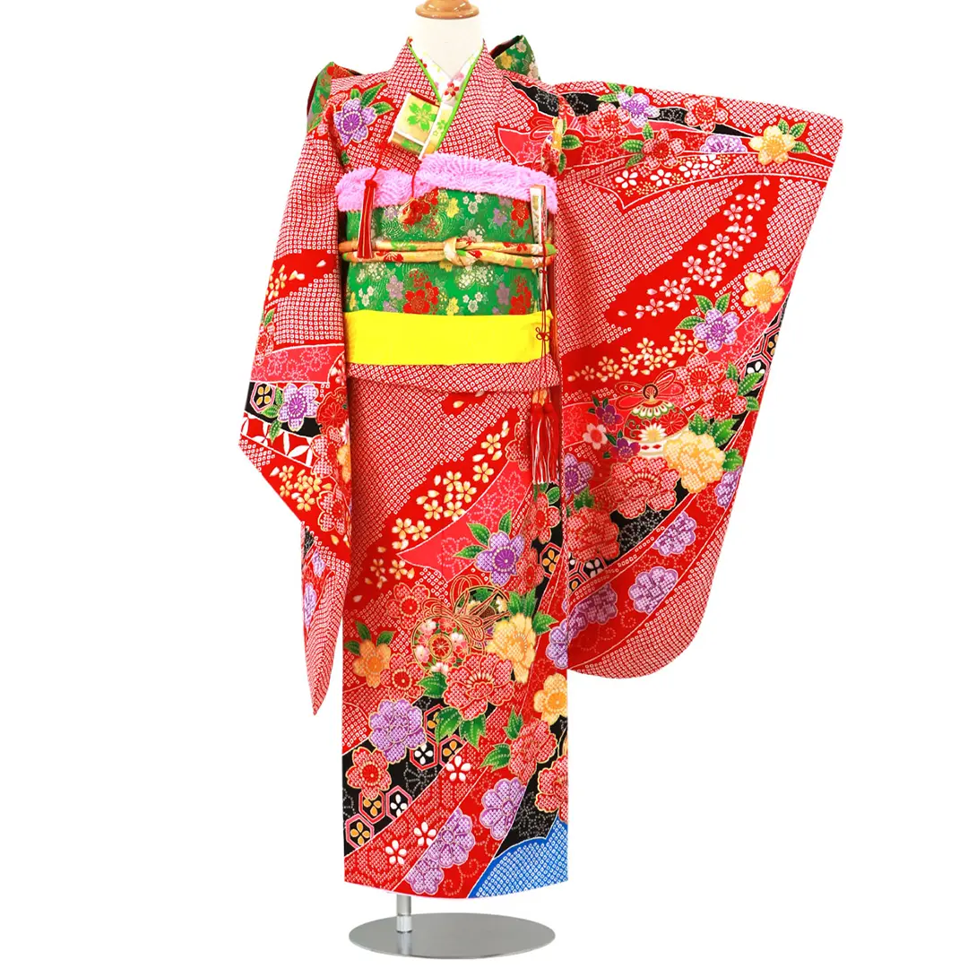赤地に疋田（ひった）の熨斗、椿の着物／七五三・七歳女の子／正面
