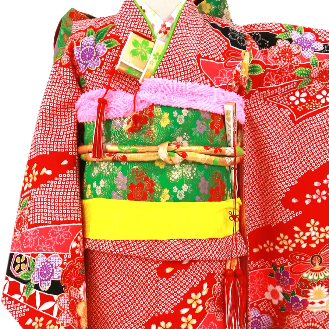 赤地に疋田（ひった）の熨斗、椿の着物／七五三・七歳女の子／バストアップ詳細