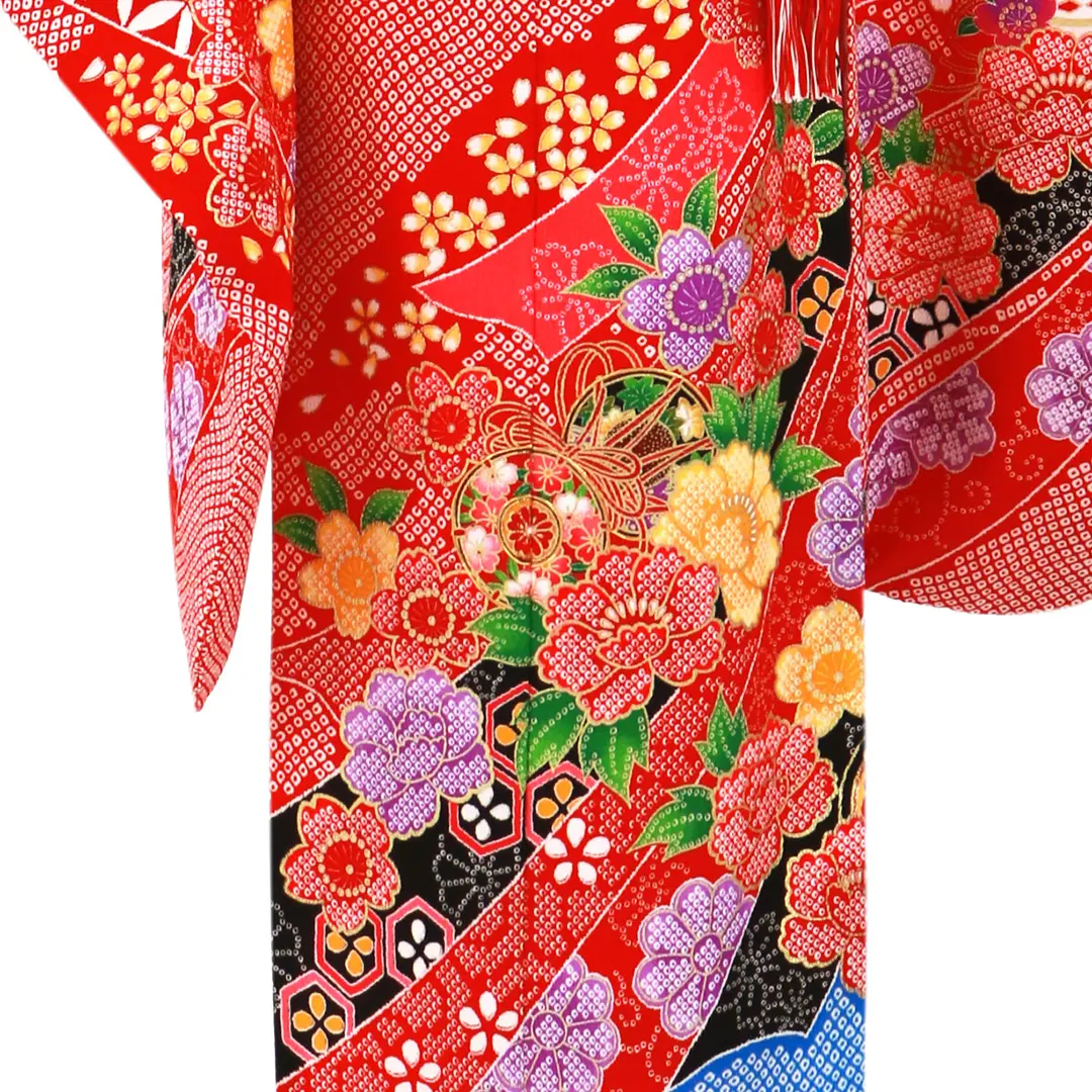 赤地に疋田（ひった）の熨斗、椿の着物／七五三・七歳女の子／裾詳細