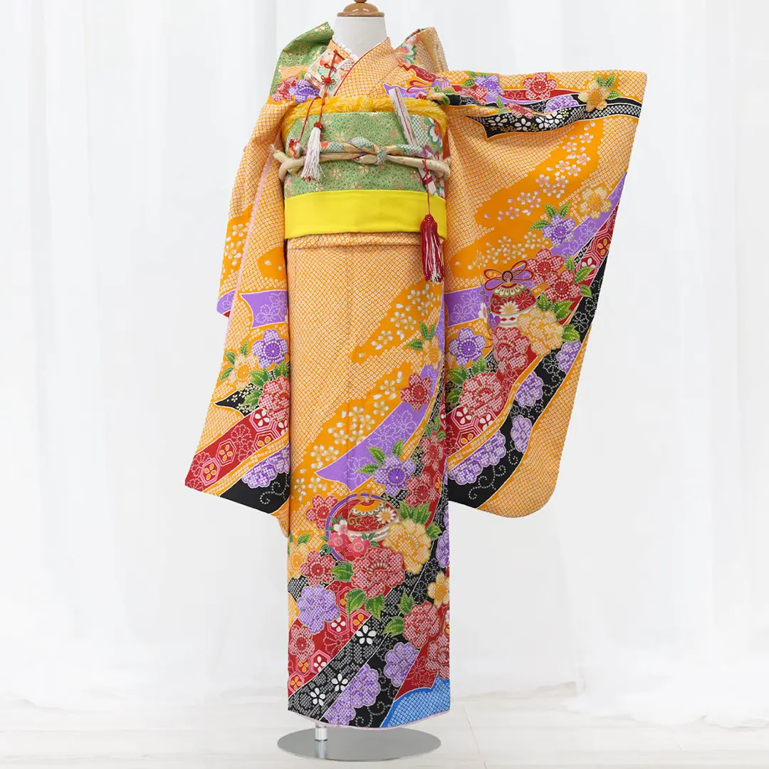 オレンジ地に疋田（ひった）の熨斗、椿の着物／七五三・七歳女の子／正面