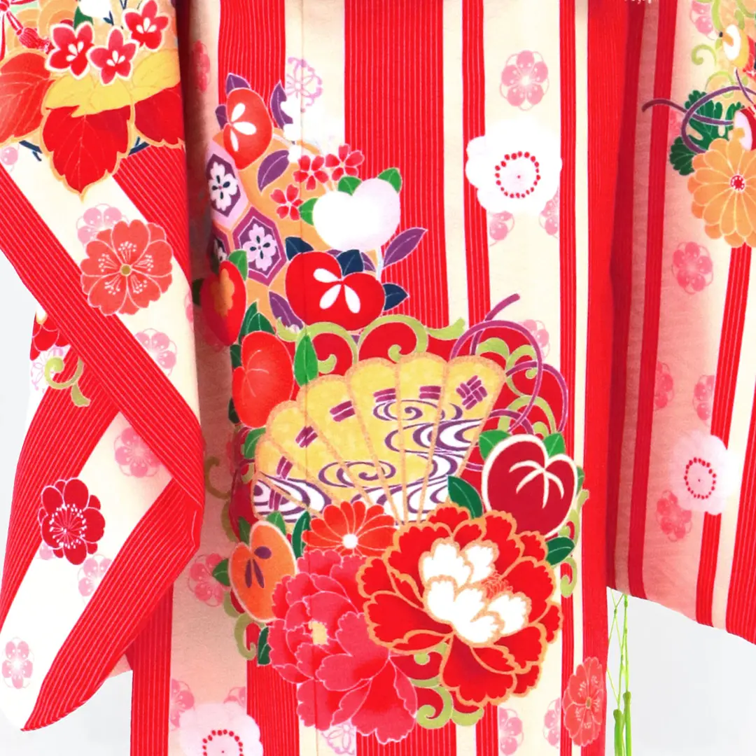 紅白の子持ち縞に花の丸文と吉祥柄の着物／七五三・七歳女の子／裾詳細