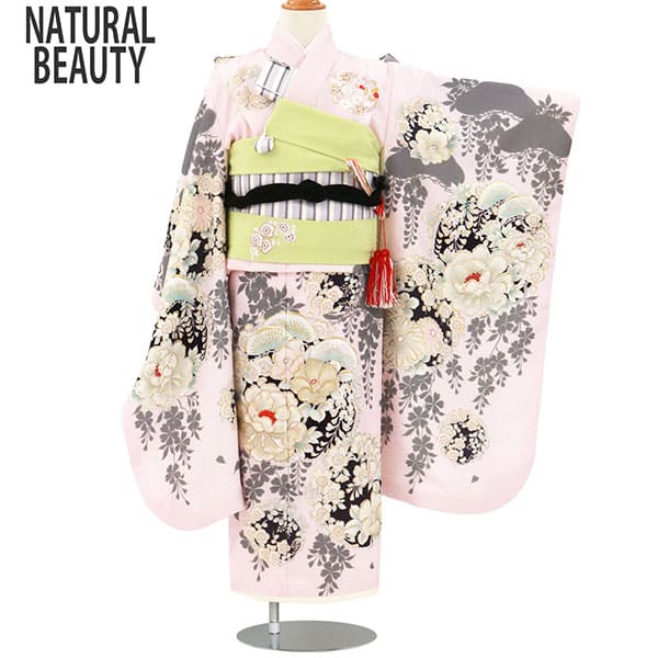 NATURAL BEAUTY》淡ピンク地に花の丸文の着物／七五三・七歳女の子