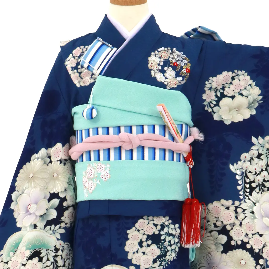 7歳用花柄ネイビー着物 NATURAL BEAUTY》紺地に花の丸文の着物／七五三・七歳女の子 | 宅配