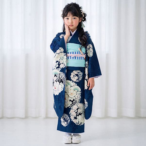 NATURAL BEAUTY》紺地に花の丸文の着物／七五三・七歳女の子 | 宅配