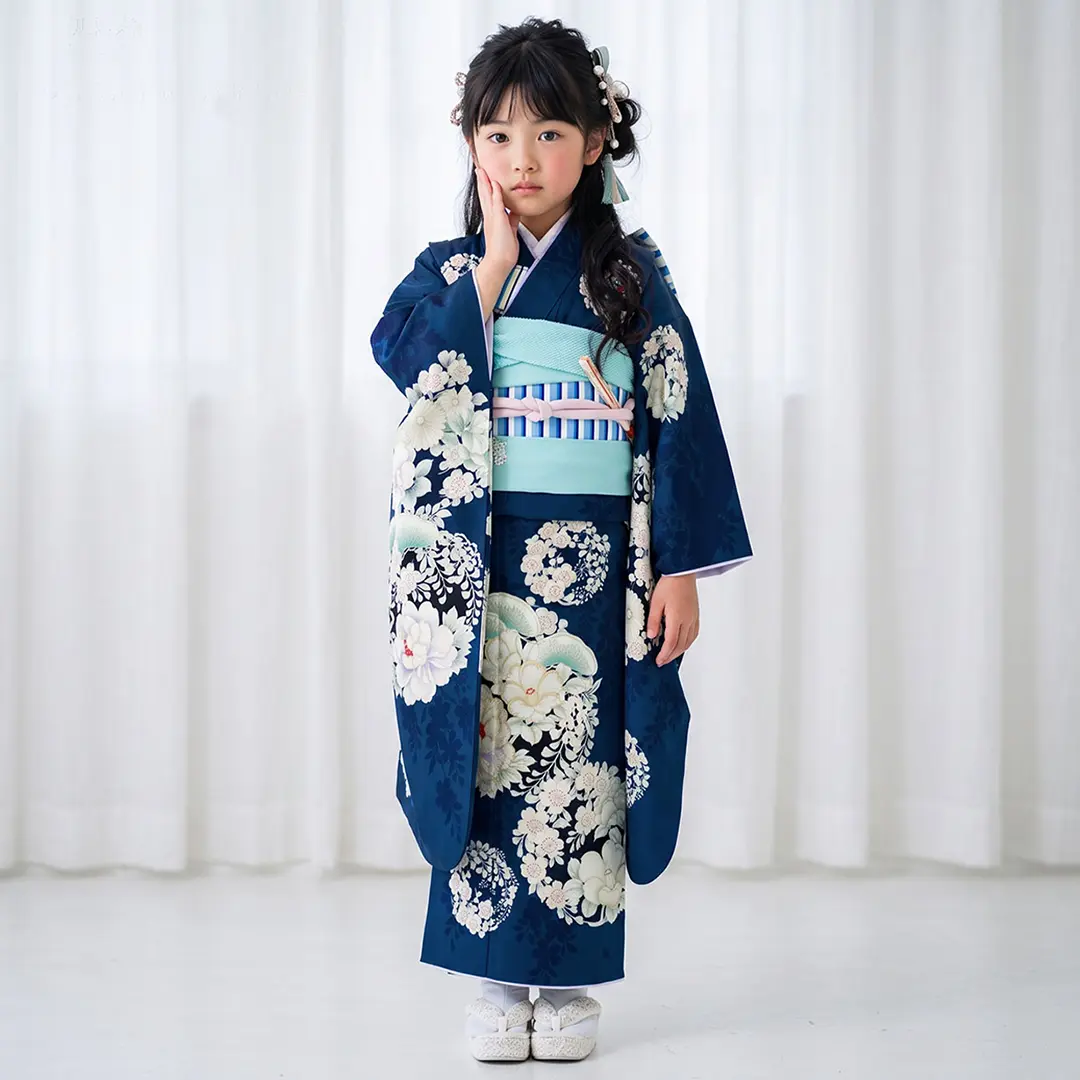 《NATURAL BEAUTY》紺地に花の丸文の着物／七五三・七歳女の子
