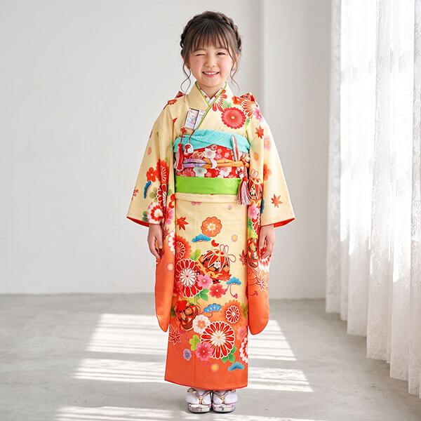 クリームとオレンジ地に鞠と菊の着物／七五三・七歳女の子 | 宅配着物