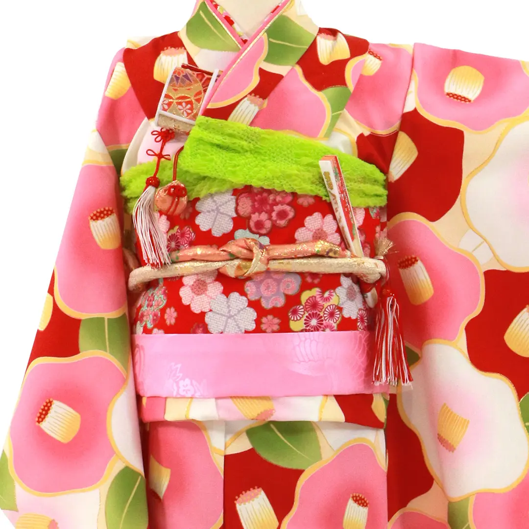 クリーム地にピンクや赤のレトロ椿の着物／七五三・七歳女の子 | 宅配