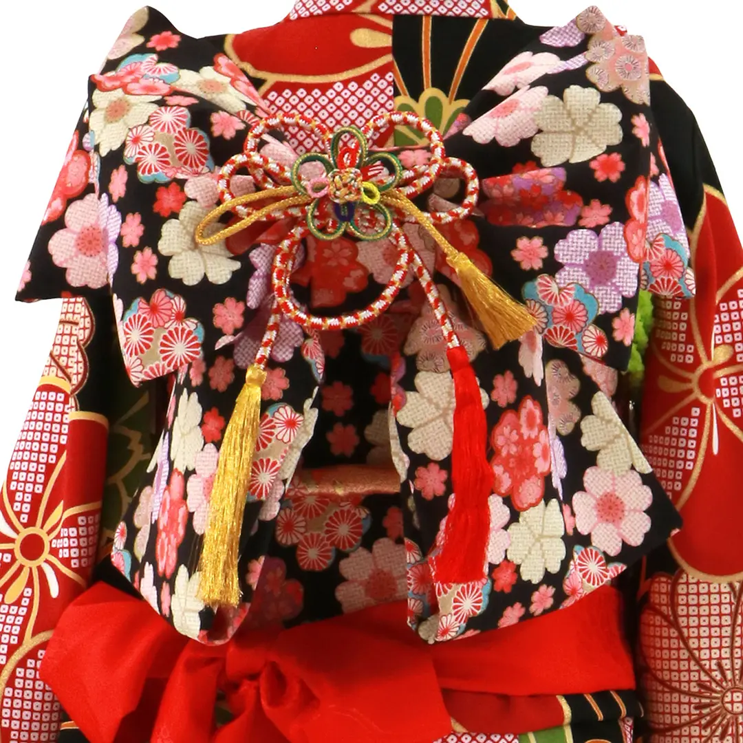 黒地にレトロな赤のねじり梅の着物／背中