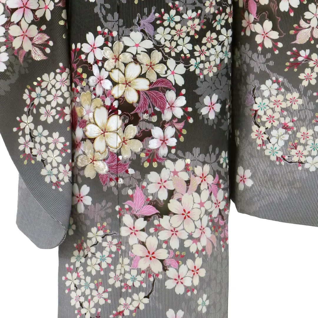 NATURAL BEAUTY》黒のストライプに桜の花の着物／七五三・七歳女の子