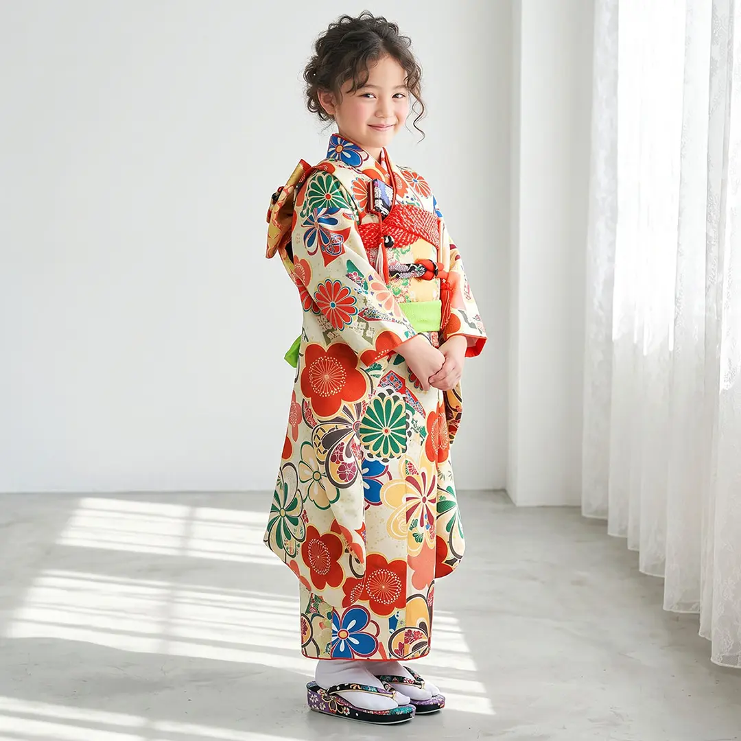 白緑地にねじり菊と梅の着物／七五三・七歳女の子／着用イメージ