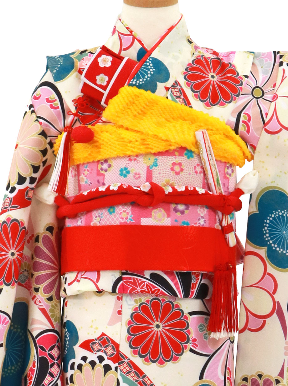 クリーム地にねじり菊と梅の着物／七五三・七歳女の子 | 宅配着物