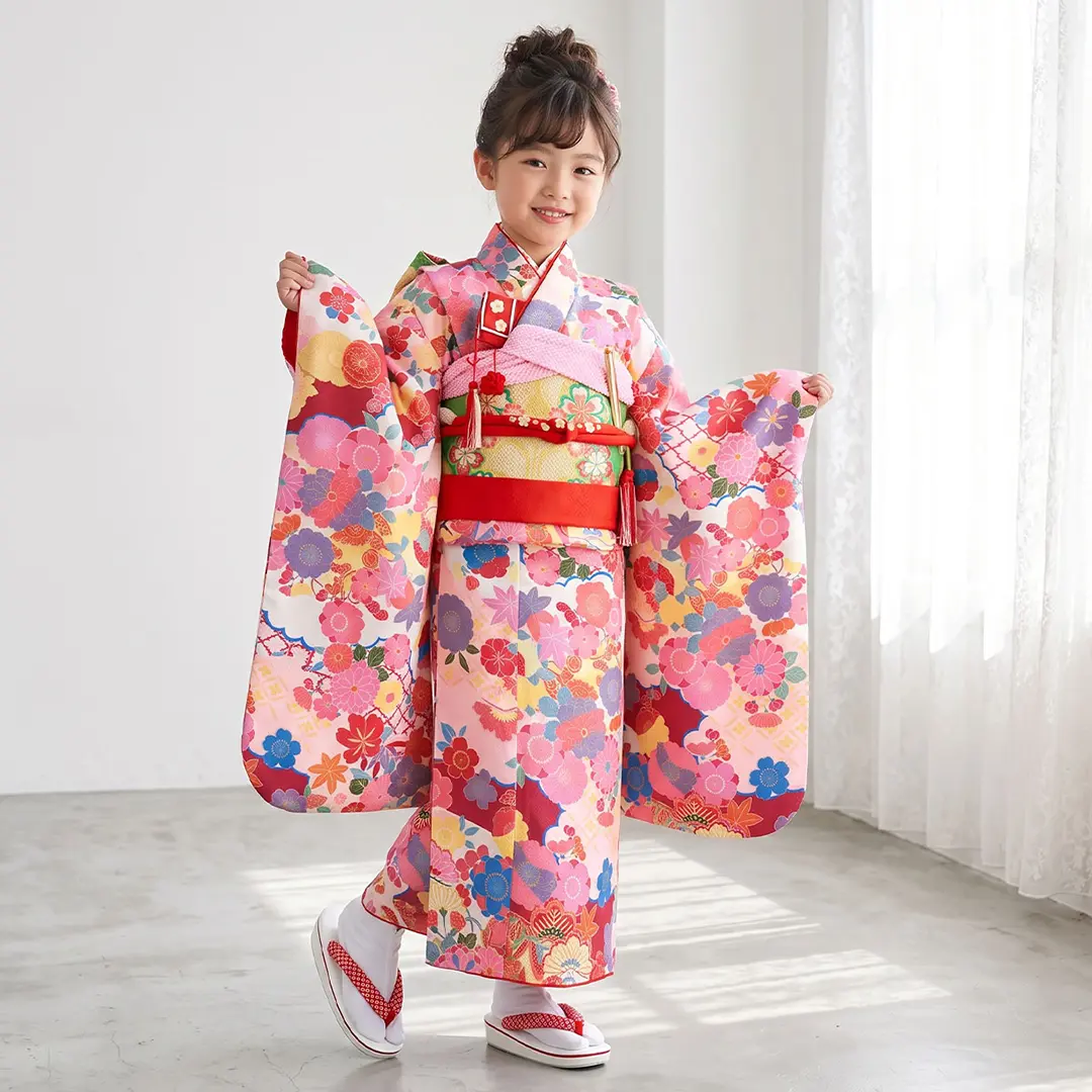 薄ピンク地に七宝と四季花の着物／七五三・七歳女の子／着用イメージ