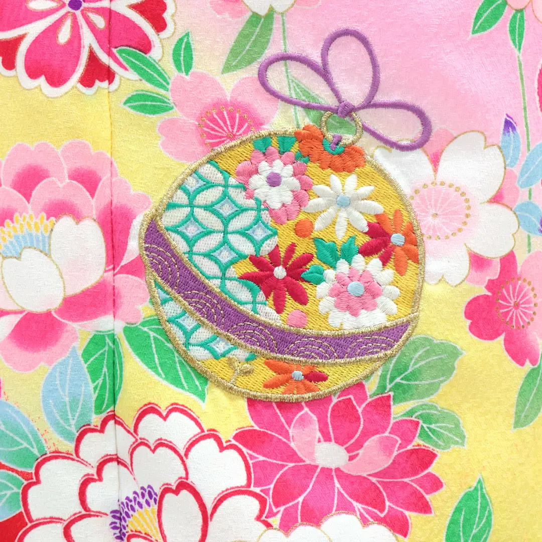 ピンクに枝垂れ桜と鈴の着物／七五三・七歳女の子／刺繍詳細