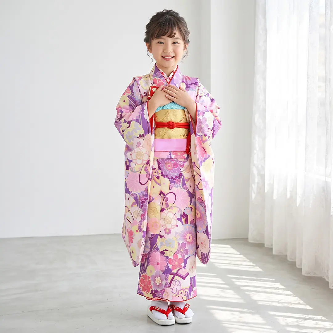 紫地に毬と花尽くしの着物／七五三・七歳女の子／着用イメージ
