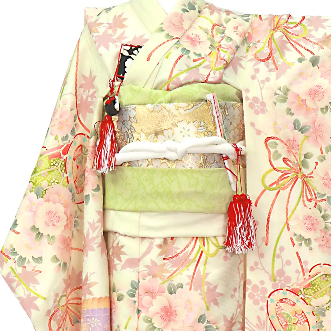 クリーム地に桜楓文（おうふうもん）と貝桶の着物／バストアップ