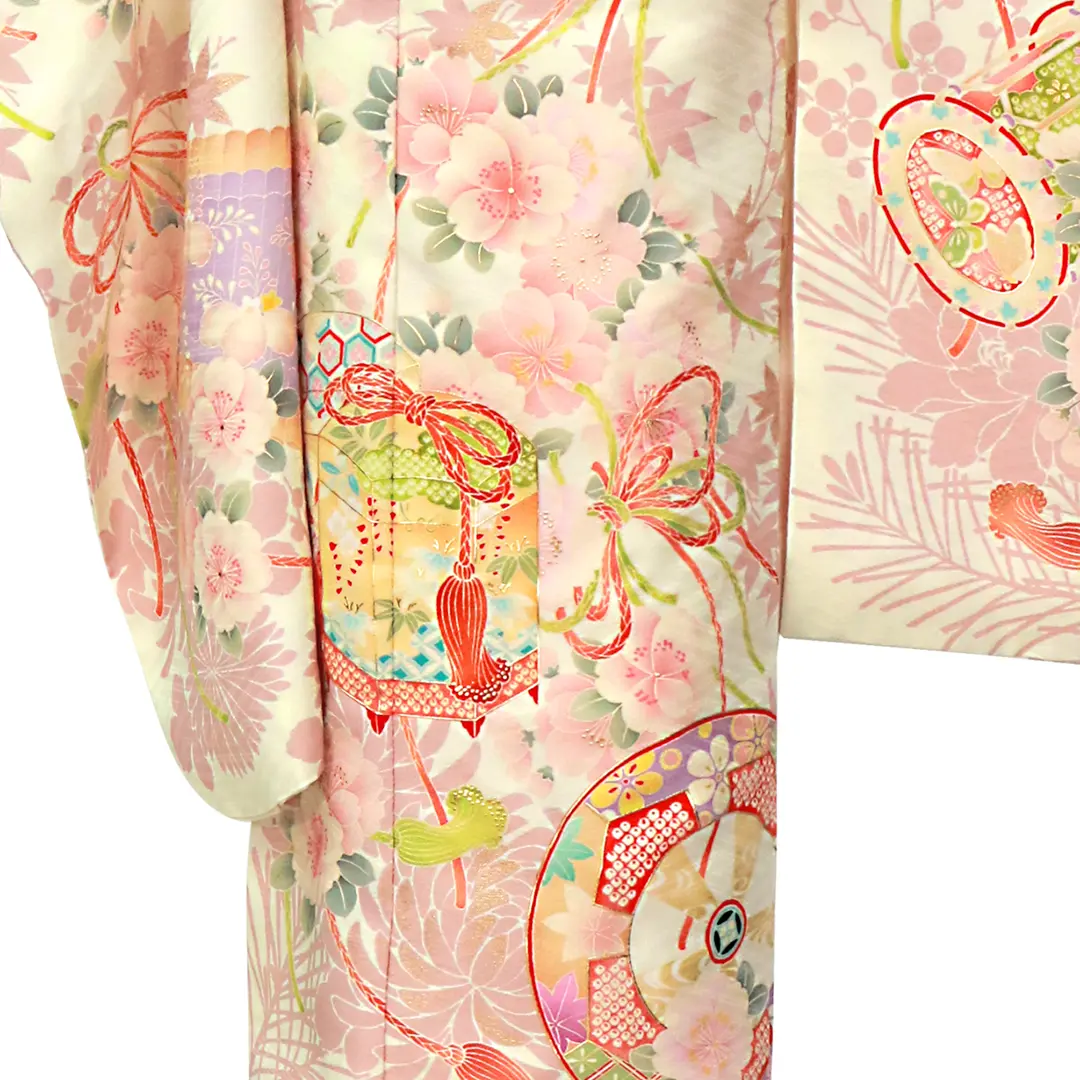 クリーム地に桜楓文（おうふうもん）と貝桶の着物／裾