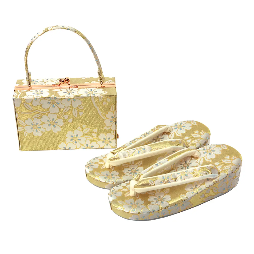 クリーム地に桜楓文（おうふうもん）と貝桶の着物／草履バッグ