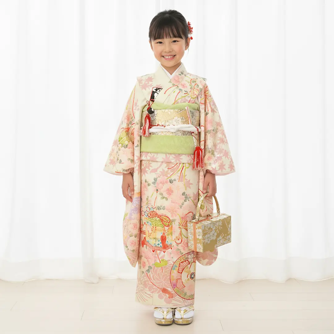 クリーム地に桜楓文（おうふうもん）と貝桶の着物／モデル着用