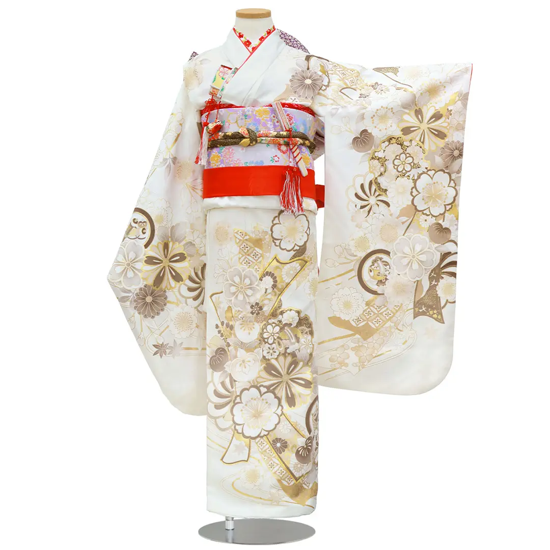 白色に菊や梅、雪輪の着物／七五三・七歳女の子／正面
