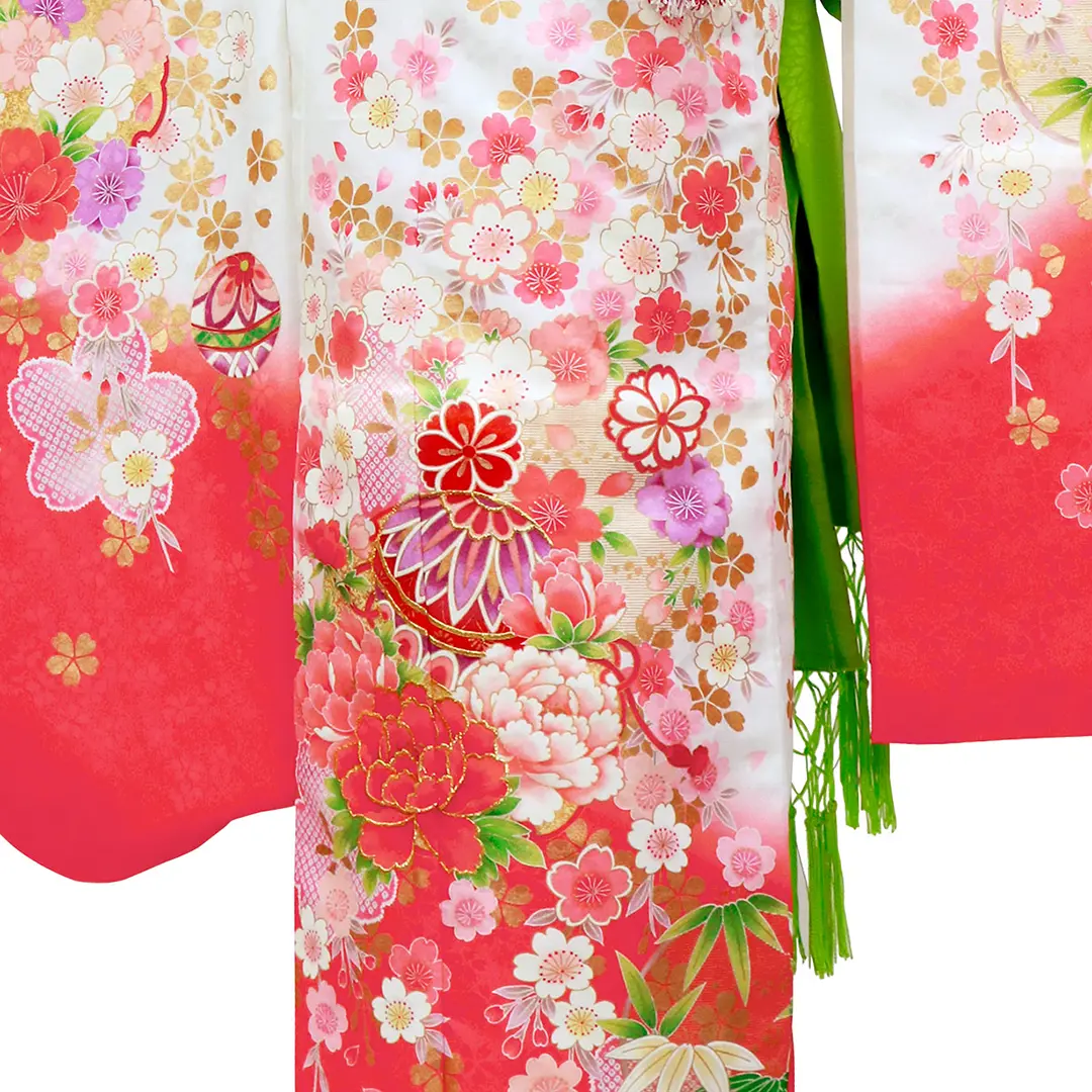 白地に桜と鞠の着物／七五三・七歳女の子／裾詳細