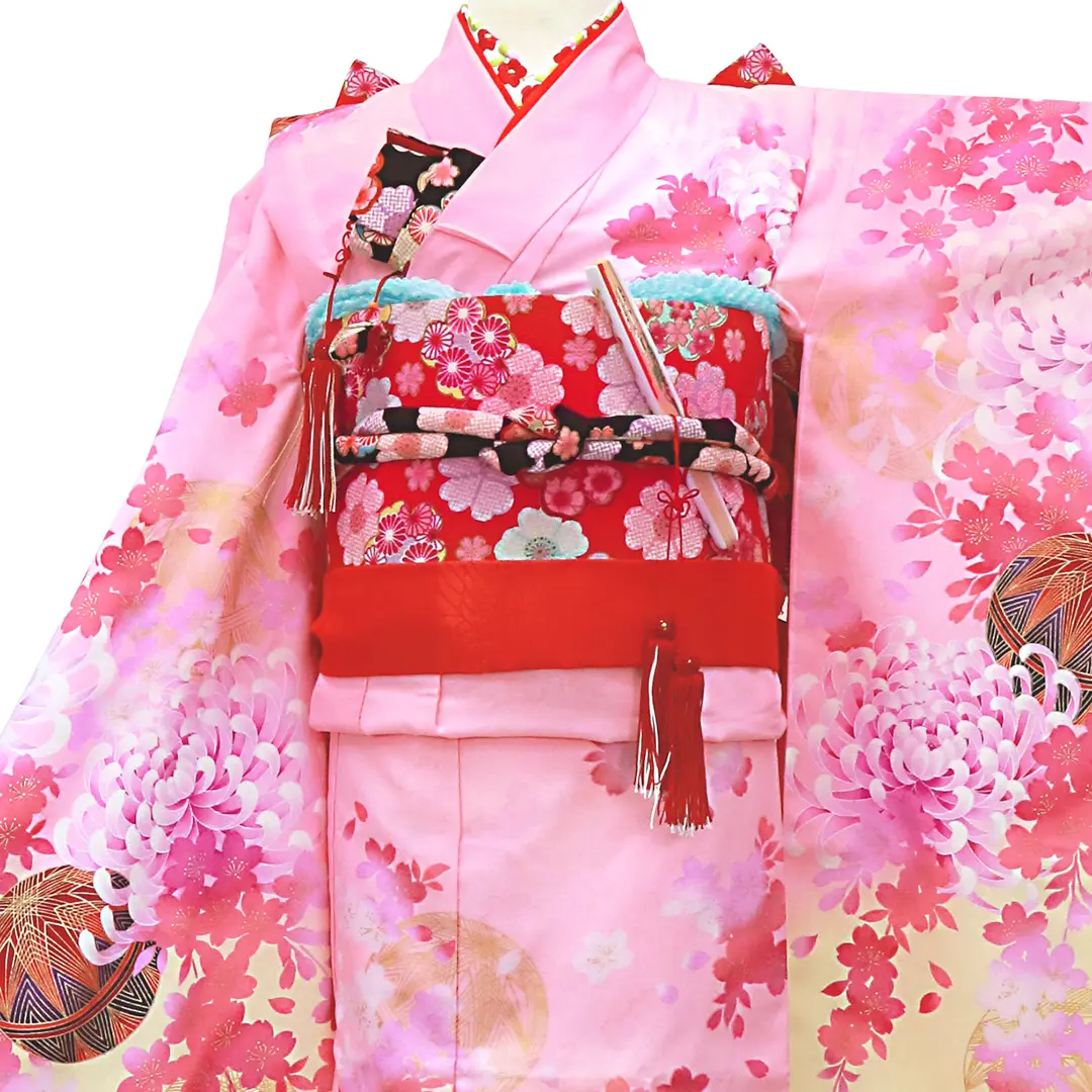 ピンク地に菊、桜と鞠の着物／七五三・七歳女の子／バストアップ詳細