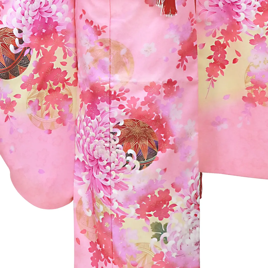 ピンク地に菊、桜と鞠の着物／七五三・七歳女の子／裾詳細