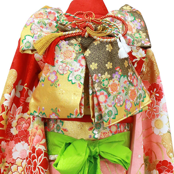 赤地に牡丹や花尽くし、雲取りの着物／七五三・七歳女の子