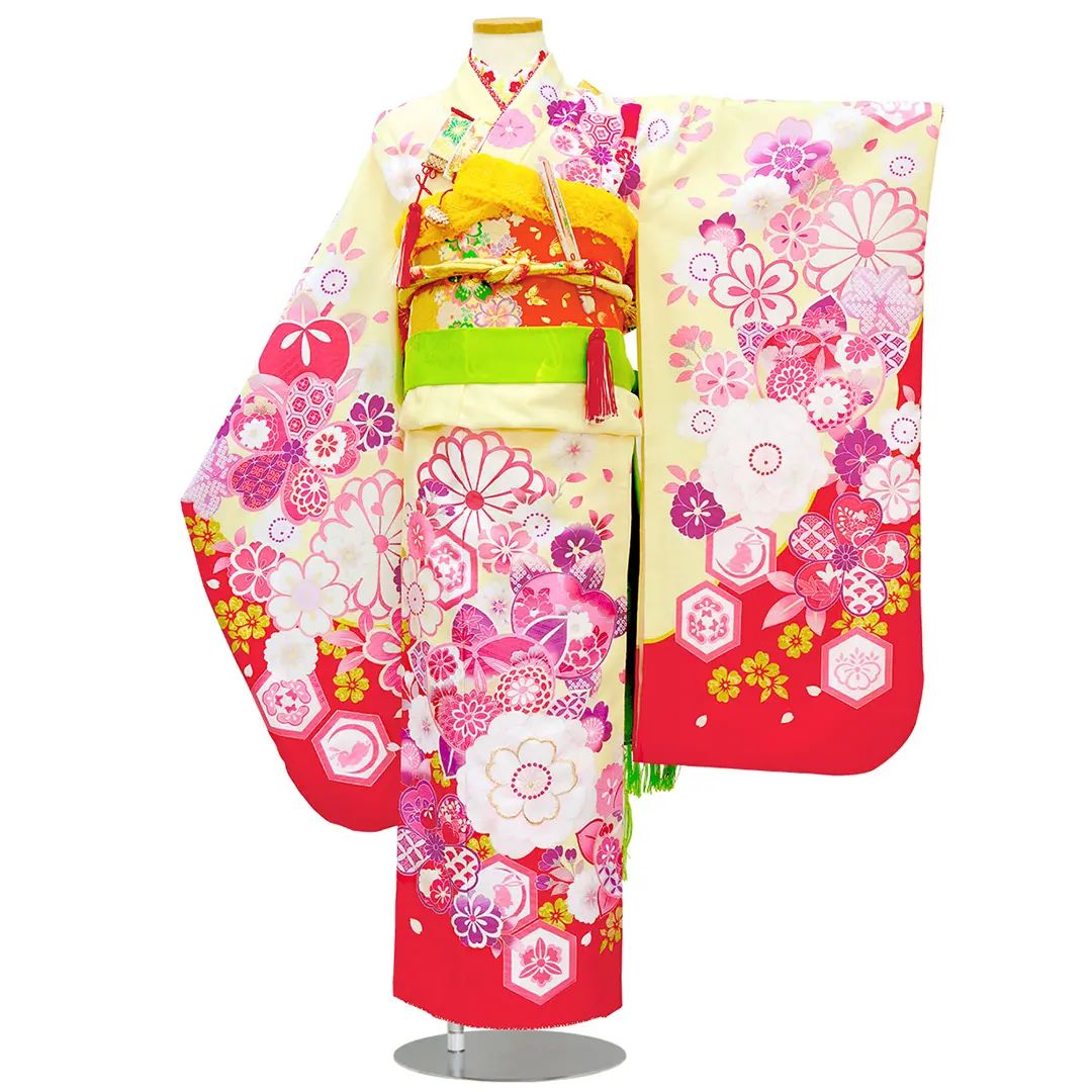 クリームイエロー地に梅や桜文様の着物／七五三・七歳女の子／正面