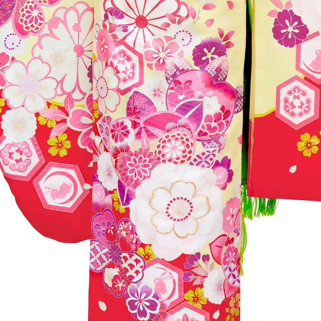 クリームイエロー地に梅や桜文様の着物／七五三・七歳女の子／裾詳細