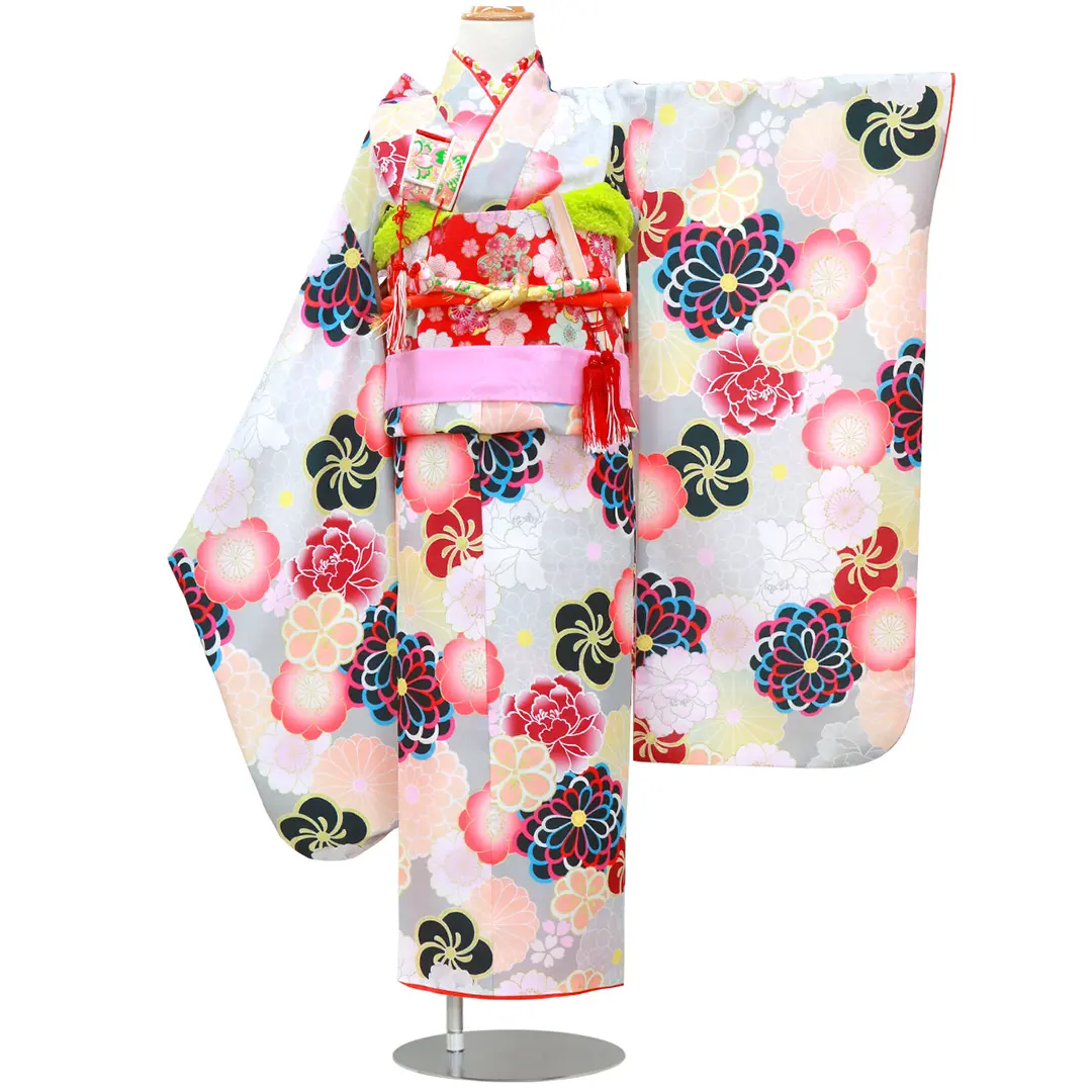 グレー地に菊・牡丹ねじ梅の着物／七五三・七歳女の子／正面