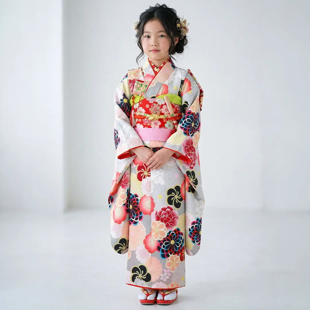 グレー地に菊・牡丹ねじ梅の着物／七五三・七歳女の子／着用イメージ