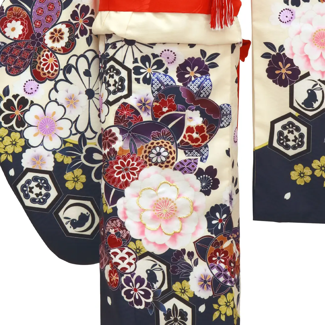 白地に梅や桜文様の着物／七五三・七歳女の子／裾詳細