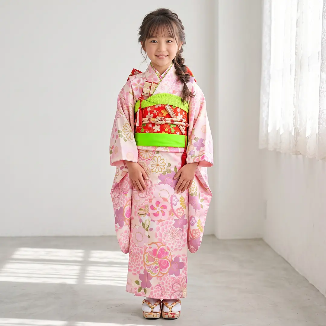 薄ピンク地にダリアとねじり梅の着物／七五三・七歳女の子／着用イメージ