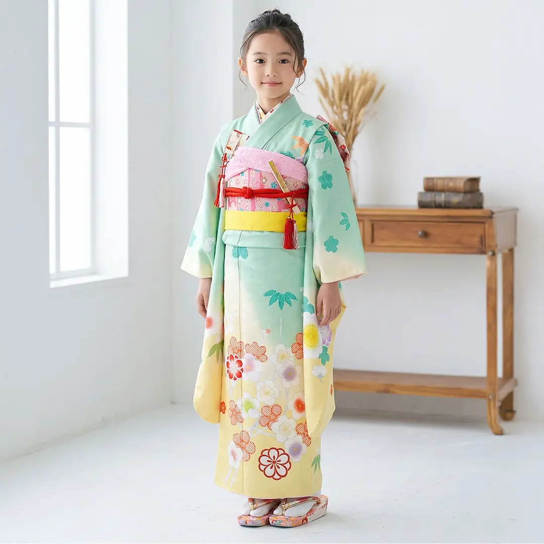 パステルカラーのグラデーションに梅と竹の着物／七五三・七歳女の子／着用イメージ