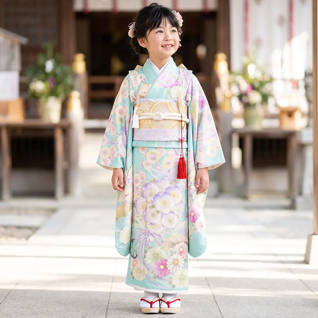 《華徒然》水色地に百花と扇の着物／七五三・七歳女の子／着用イメージ