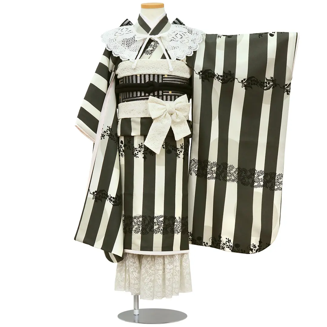 シュセット》ベージュ地にグレーの縞と草花、レーススカート付きの着物