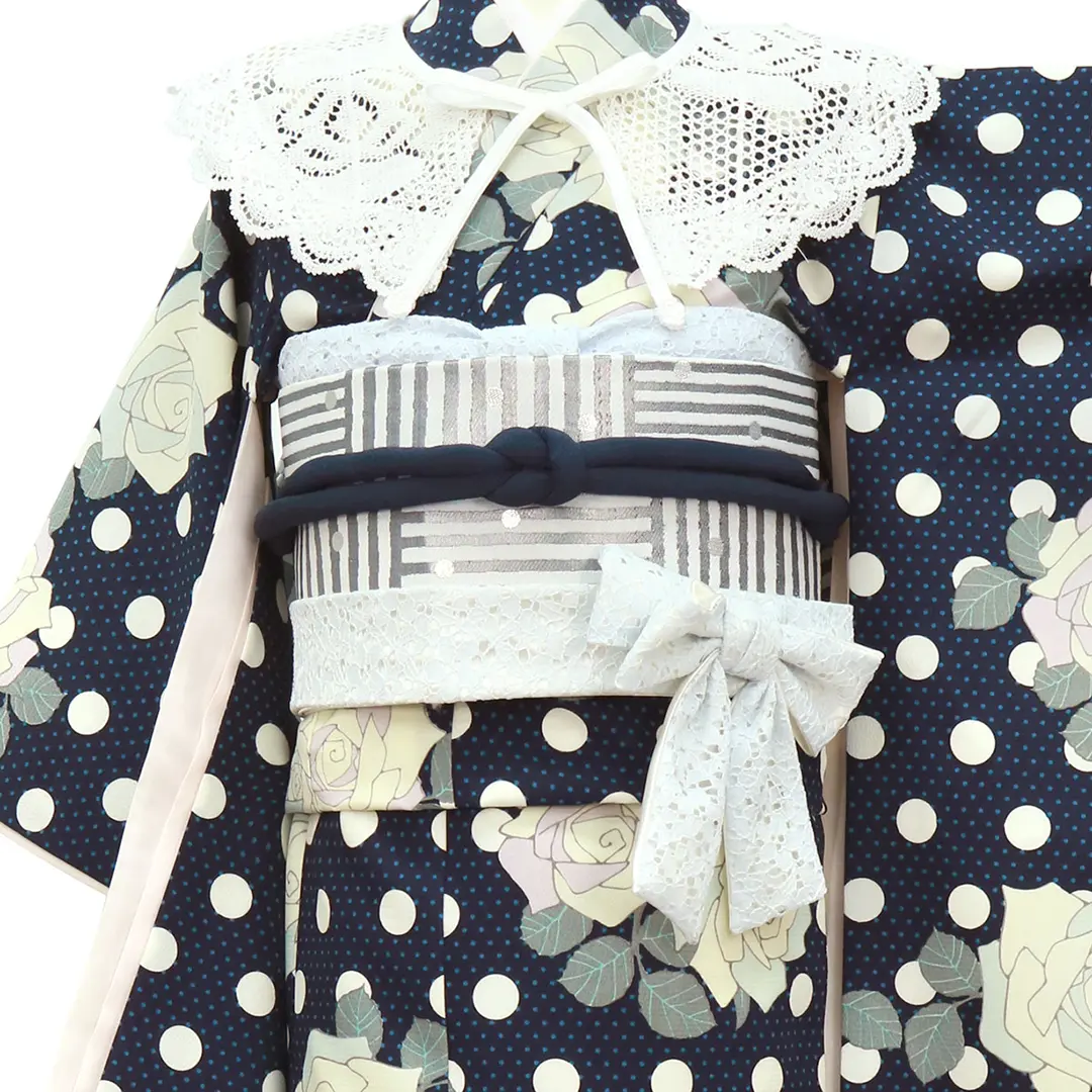 《シュセット》紺地に水玉と薔薇、レーススカート付きの着物／七五三・七歳女の子